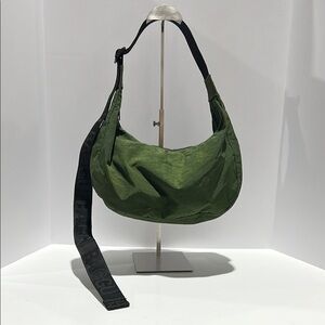 BAGGU Medium Crescent bag in Seaweed
